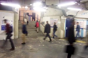 Passants solitaires dans les couloirs du métro