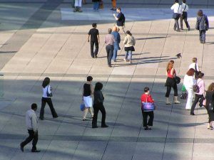 Passants sur l'Esplanade de La Défense