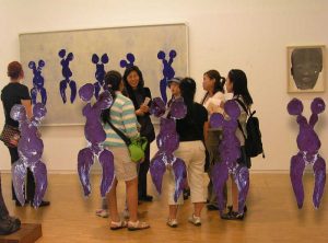 Anthropométries d'Yves Klein et touristes japonais